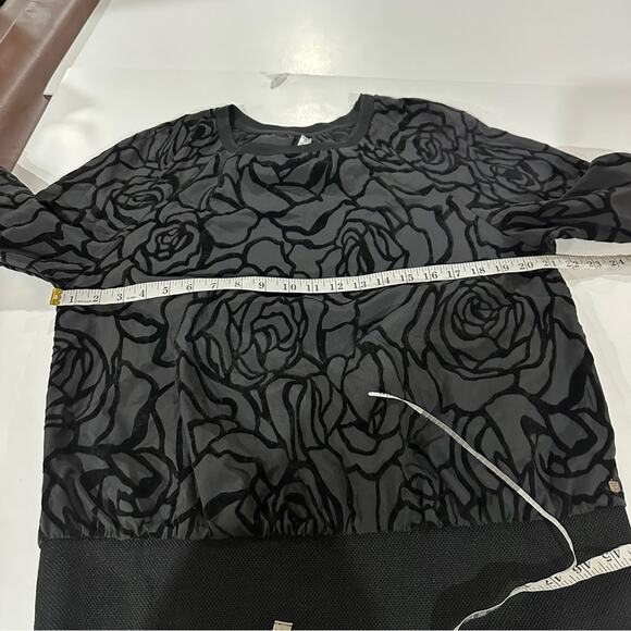 Fabletics Lola Back at it Black Rose Print Flock Long Sleeve Top Size M - Picture 9 of 10